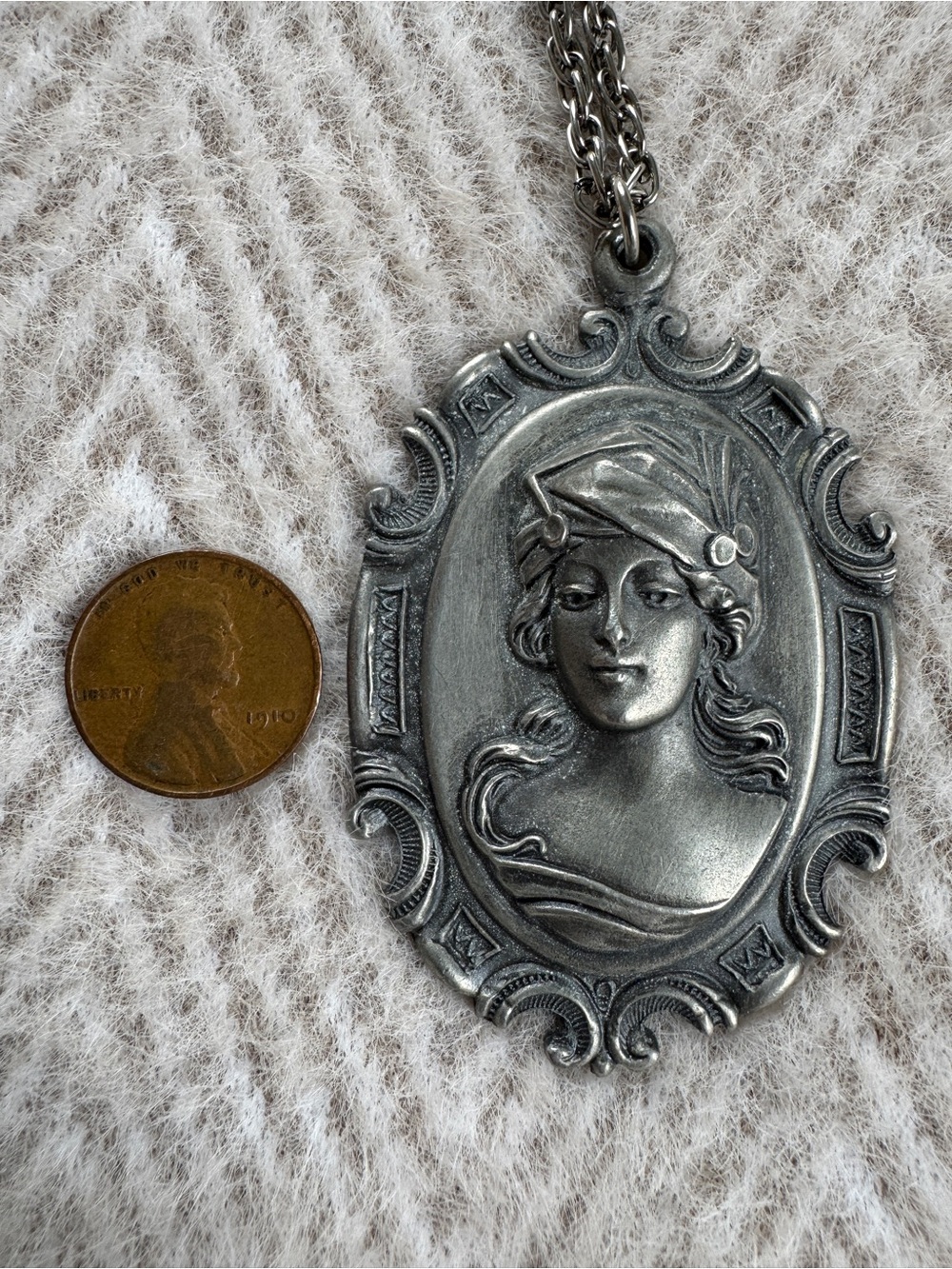 Vintage Goldn’ Things Pewter Cameo Victorian Lady Pendant - Picture 3 of 4